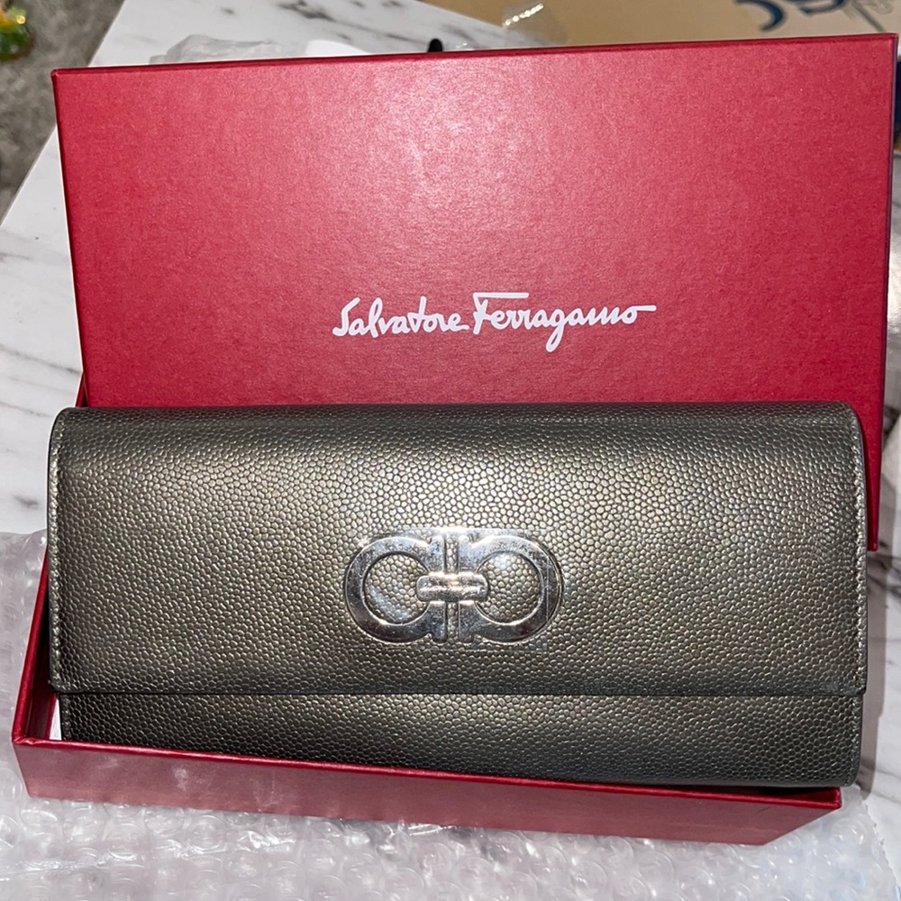 Salvatore Ferragamo wallet excellent Condition color is gun metal with silver - Picture 1 of 7
